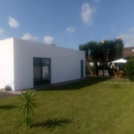 - Sleeps 4 & Free Parking Villa *