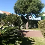 - Sleeps 4 & Free Parking Villa *