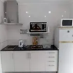 - Sleeps 4 & Free Parking Villa *