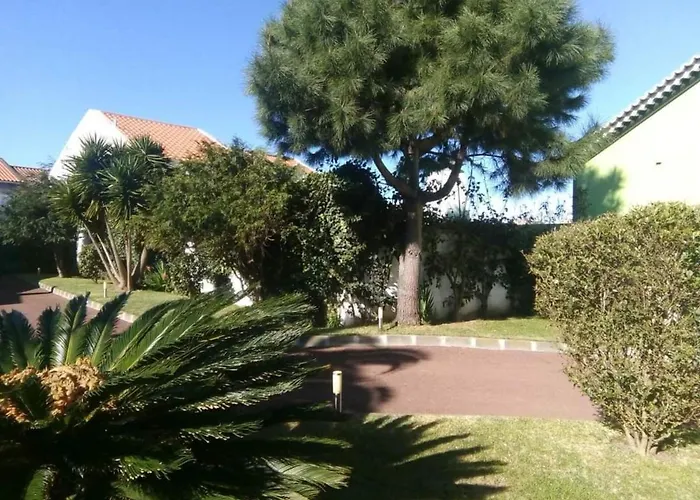 - Sleeps 4 & Free Parking Villa *