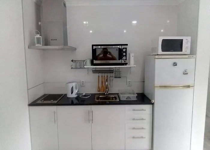 - Sleeps 4 & Free Parking Villa *